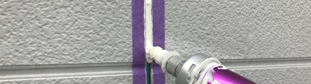 外壁の隙間にコーキング作業