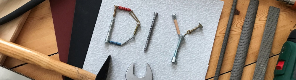 DIY道具でが並べられ、釘でDIY文字