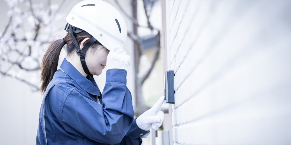作業員がインターホンを押して訪問