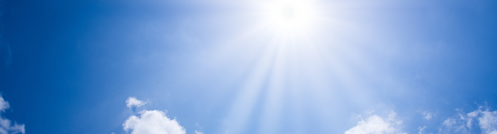 太陽が輝いている青空