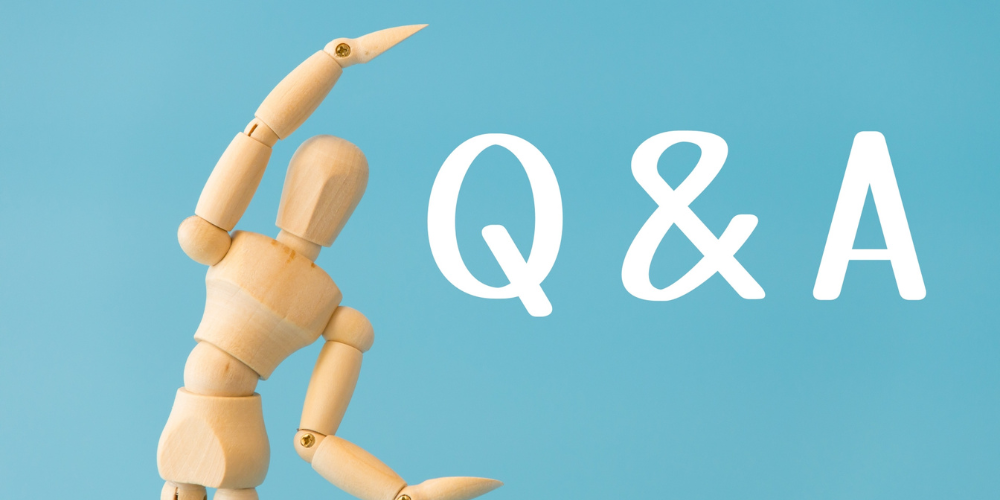 水色の背景に大きく「Q & A」と表示され、横で木製マネキン