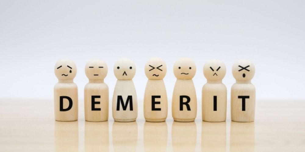 DEMERITの文字がある表情付き人形