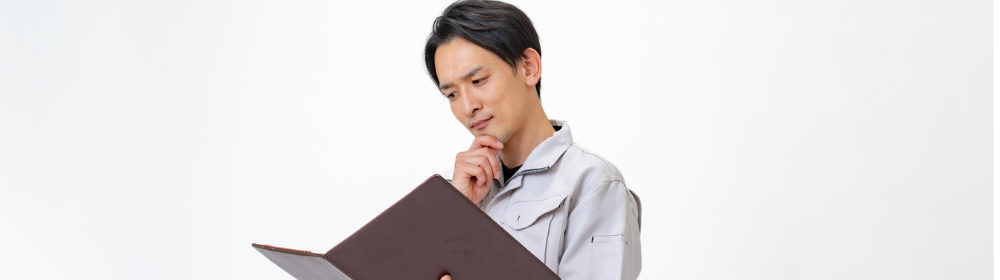 緑の葉に囲まれた背景に「support」と書かれた紙と、右手の人差し指がハートマークに触れている画像