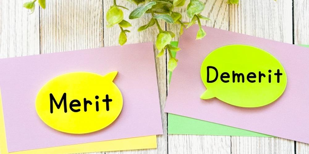 「Merit」と「Demerit」と書かれたカラフルな吹き出し型カード