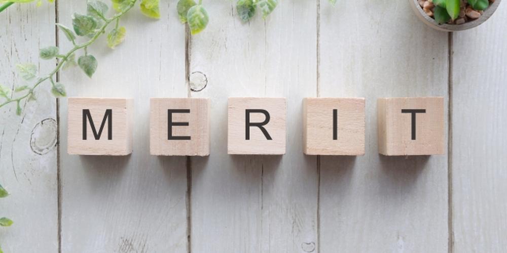  木製ブロックで「MERIT」と並べられた文字