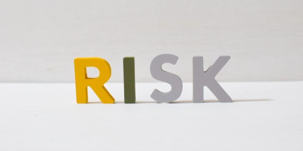 「RISK」と並べられた立体的なアルファベットオブジェ