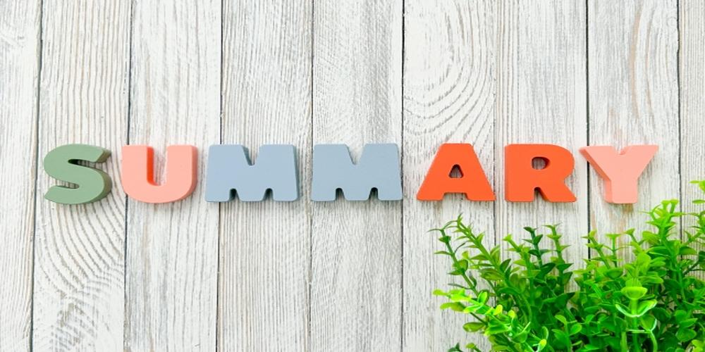 カラフルな「SUMMARY」の文字と観葉植物