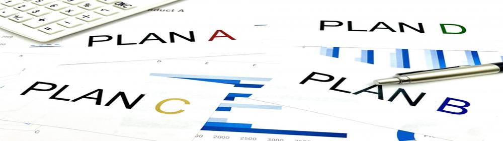 複数のプラン（PLAN A～D）とグラフ資料、ペンと電卓が並ぶ構成。意思決定や戦略選択の場面を示すイメージ