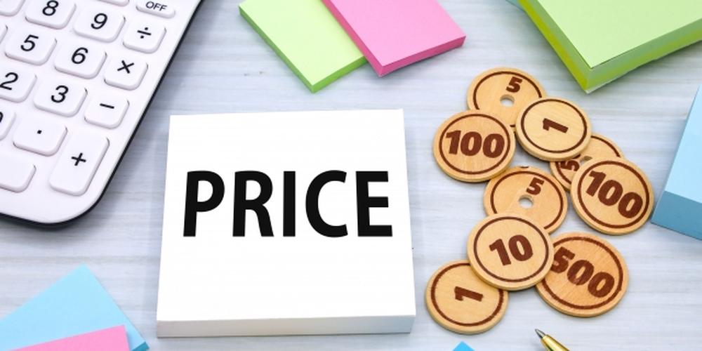 PRICEと書かれたメモ帳と木製の価格チップ、電卓や付箋