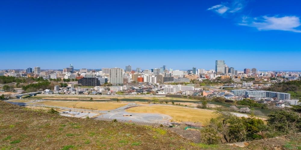 青空の下に広がる都市のパノラマ風景