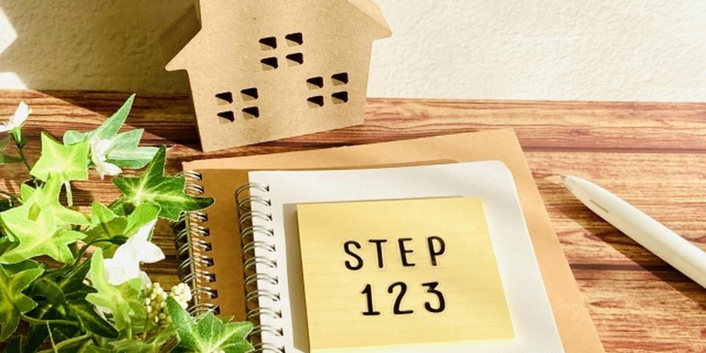 家型オブジェと「STEP123」と書かれたメモ