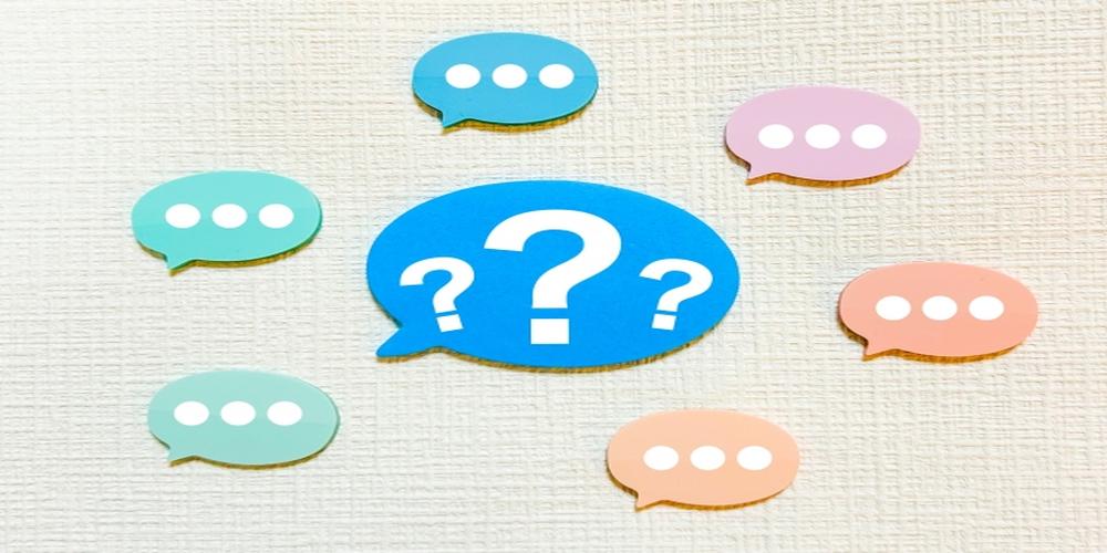 複数の“？”マークを含む青い吹き出しと、周囲に点線の吹き出し