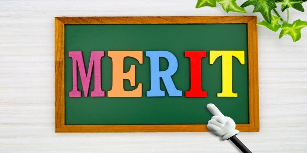 “MERIT”の文字がカラフルな文字ブロックで黒板に並び、指し棒の手が文字を指している