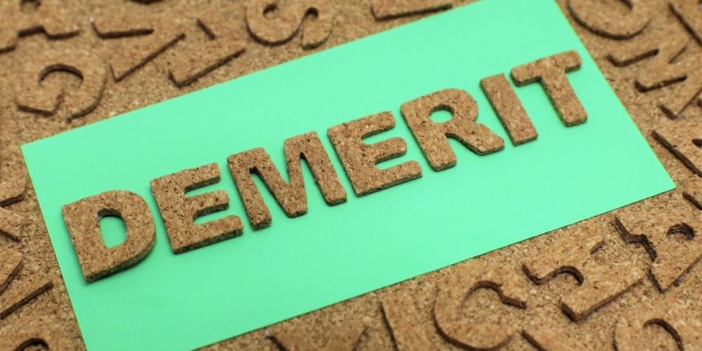 「DEMERIT」と書かれたコルクボード風の背景のデメリットを表現するイメージ