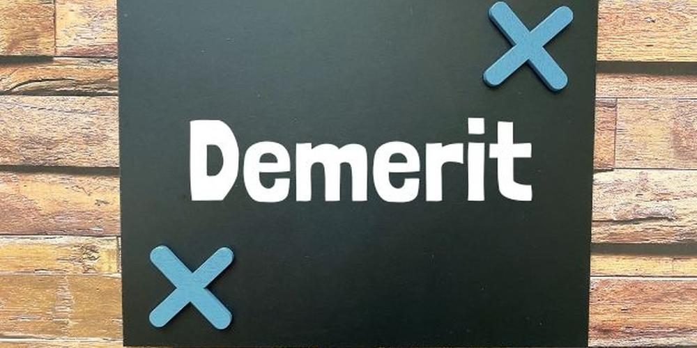 Demeritと書かれた黒板風ボード。サービスや商品の欠点・注意点を表すビジュアル