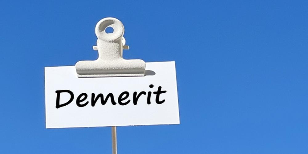 青空を背景に、“Demerit”と書かれたメモ用紙