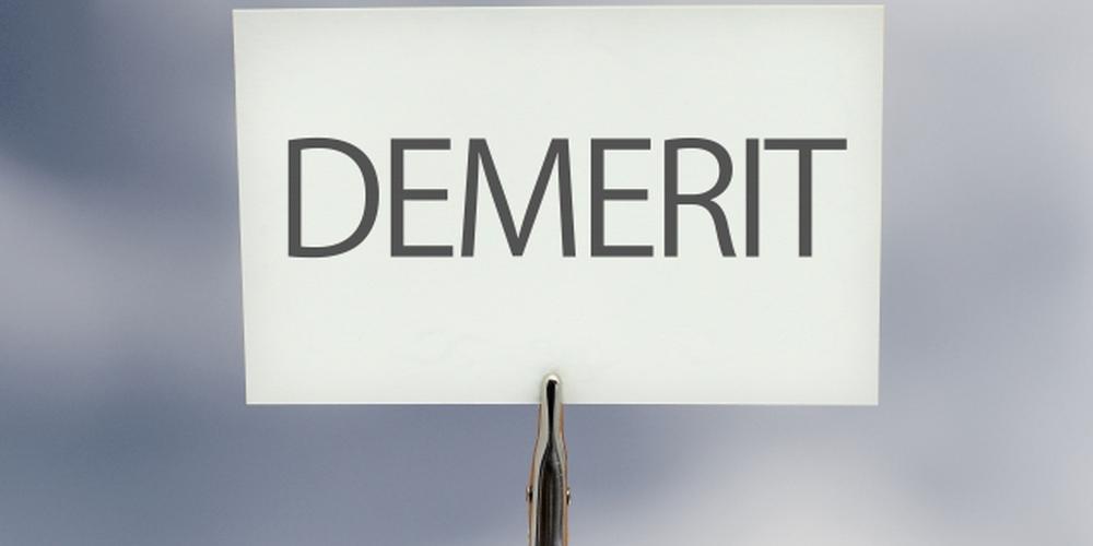 「DEMERIT」カードとクリップ