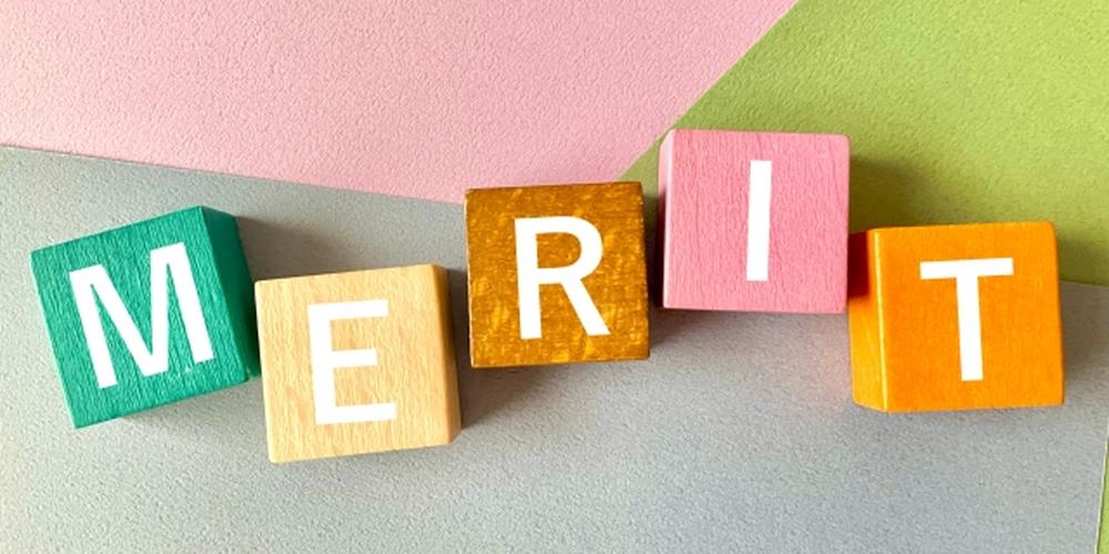 色とりどりのブロックに「MERIT」と書かれているカラフルな背景の画像