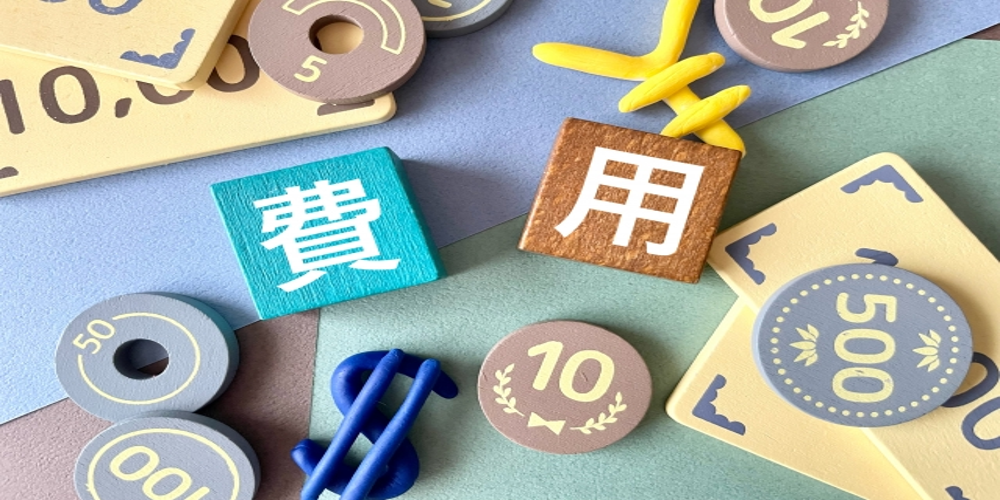 費用と書かれたブロックと、周囲に散らばるコインや紙幣