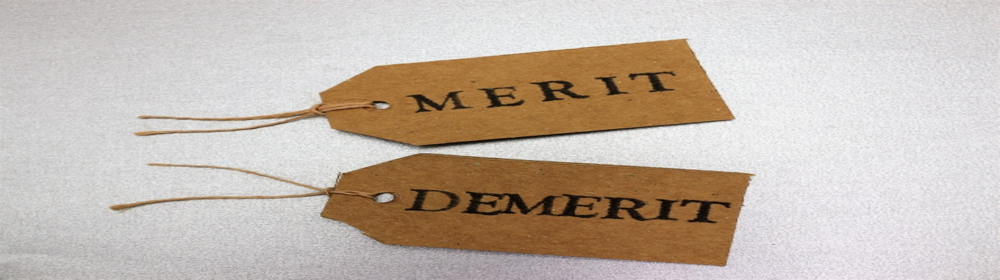 “MERIT”と“DEMERIT”が書かれた2枚のクラフト紙タグ