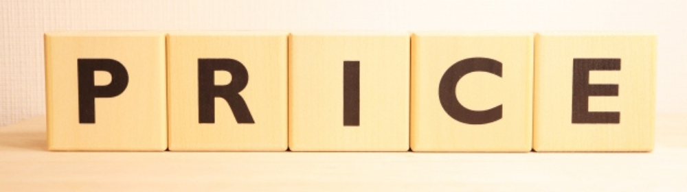 木製ブロックに「PRICE」と黒文字で書かれたシンプルな構成
