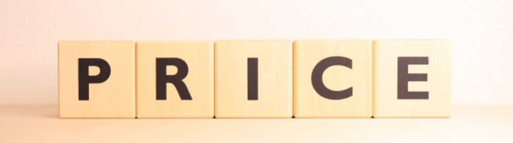 「PRICEの文字が書かれた木製ブロック