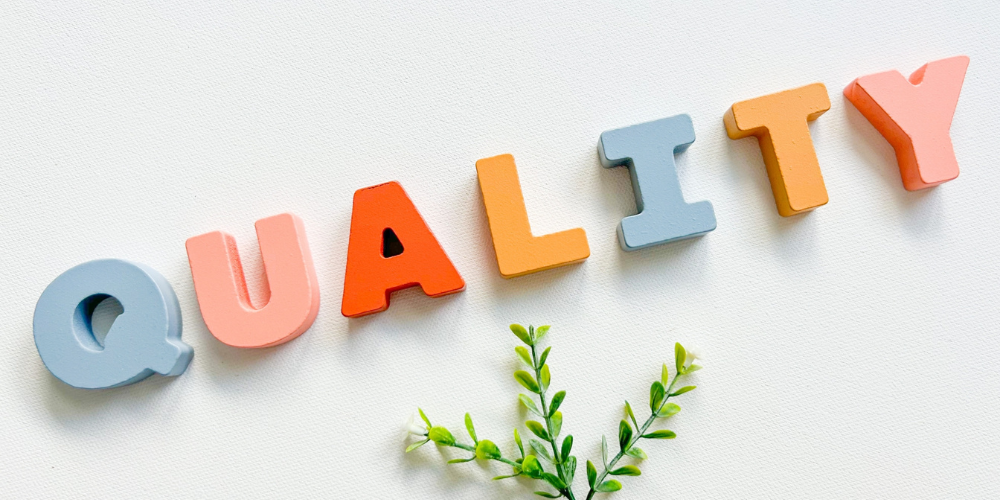 「QUALITY」のカラフルな文字パーツ