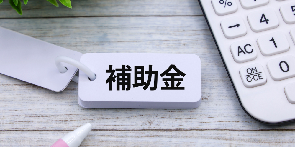 “耐久性”と書かれた木製ブロックが木目の上に並ぶイメージ。長期使用に耐える信頼性を示す