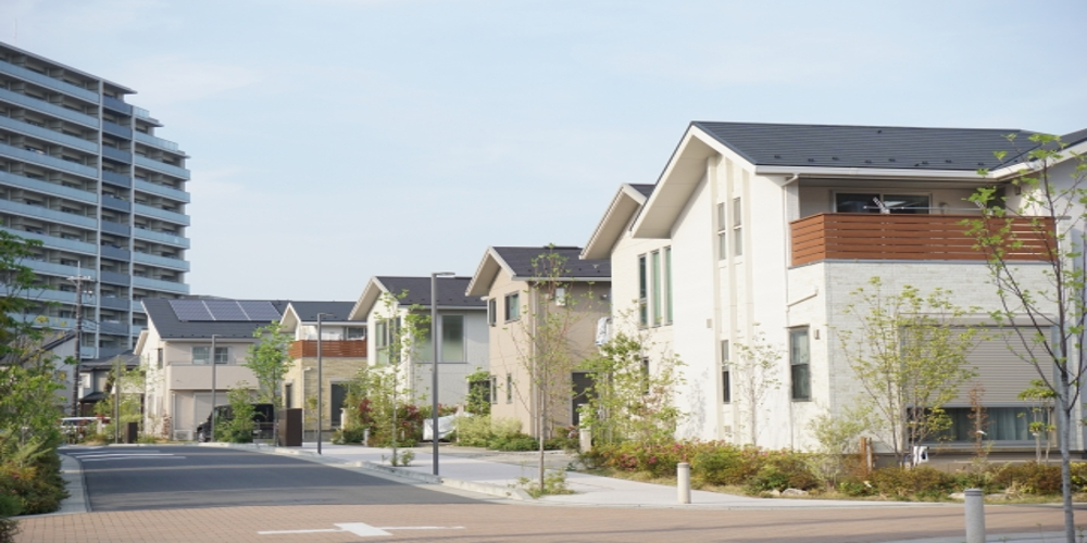 整備された住宅街の風景。戸建て住宅が並ぶ静かな街並み
