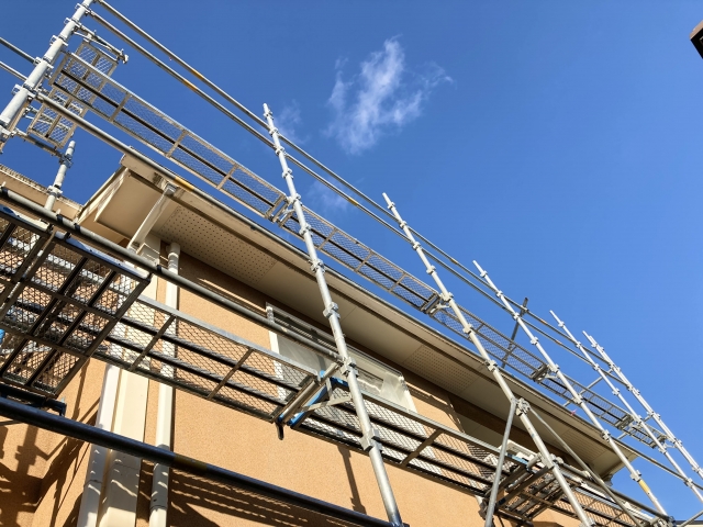 足場を組んだ戸建て