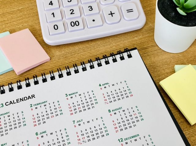 計算機とカレンダー