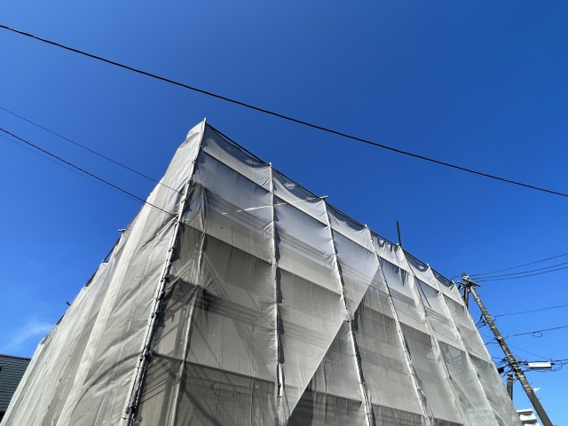 足場を組んだ建物