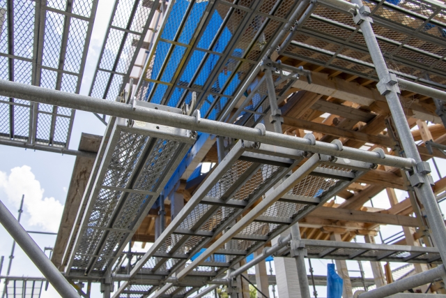 足場を組んだ戸建て