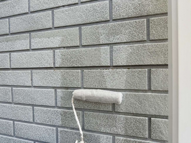 外壁塗装するペンキローラー