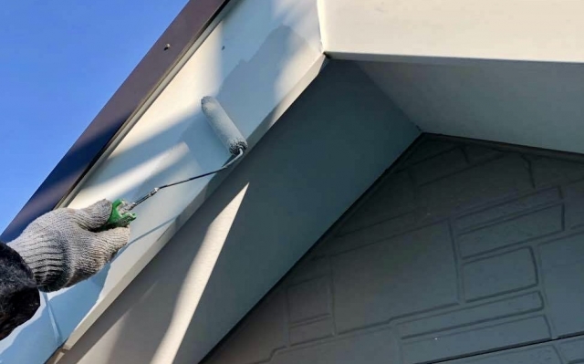 屋根を塗装する職人